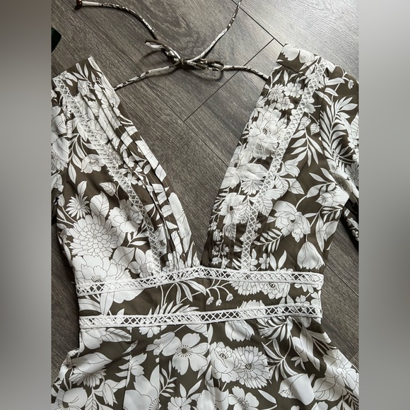 One and Only Collective Muted Green & White Floral Plunge Romper. Size S - Picture 3 of 13
